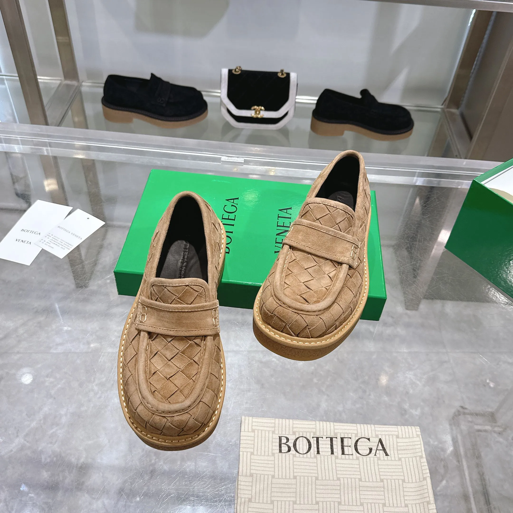 [BV] Top P: 840💰Size for couples: 35-44 (Female 40, Male 38 45, custom-made, non-returnable) Bottega Veneta classic Bottega Veneta counter model! Big square head! Woven slip-on deep-mouth shoes! Reproduction of the original board! The feet are super domineering! Original molded outsole! High-grade mercerized cow velvet! Solid color Niuli!